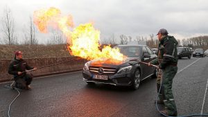 С огнепръскачки се пресъздава сцената с екшън героите Ердоган Аталай и Даниел Рьоснер...