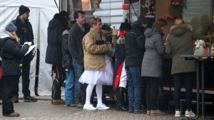 Даниел Рьоснер облечен, като феята на зъбките