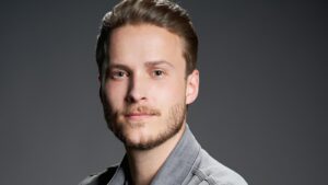 Николас Волф в ролята на Макс Таубер, полицейски комисар